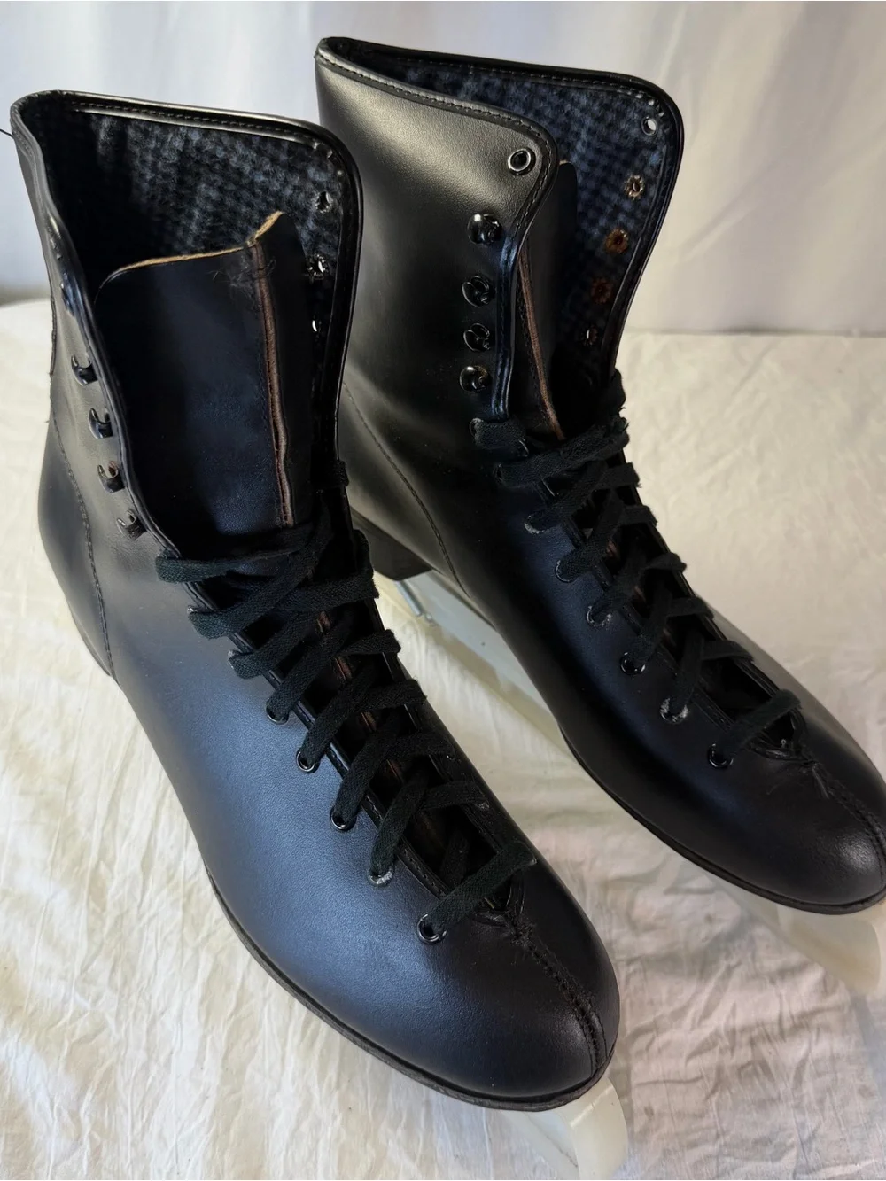Men's Black Leather Ice Skates Classic Lace-Up Style Made in Canada Winter Decor